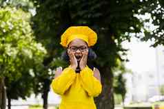 震惊了黑色的非洲孩子烹饪女孩厨师他黄色的围裙统一的持有脸颊惊喜有创意的广告咖啡馆餐厅