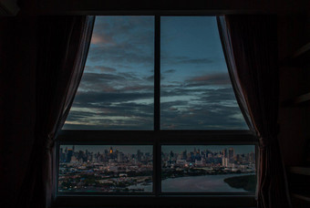 美丽的视图曼谷美丽的摩天大楼潮phraya河晚上卧室窗口