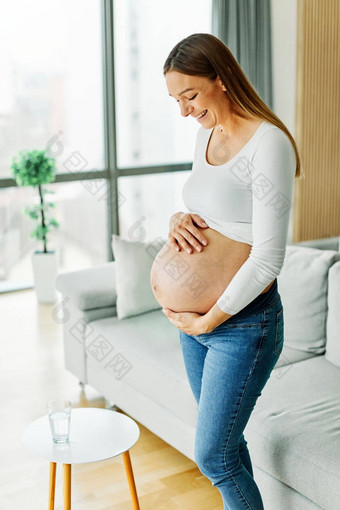 怀孕了女人肖像妈妈。女怀<strong>孕肚</strong>子年轻的美丽的孕妇摆姿势腹部快乐女孩期待母亲幸福
