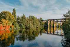 铁路桥河德国秋天铁路高架桥恩兹河建卡尔从埃策尔阳光明媚的夏天一天德国高架桥比蒂格海姆反映了河符腾堡德国火车通过火车桥多云的一天德国
