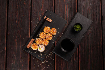 寿司卷烟熏鳗鱼鳄梨奶酪前视图传统的美味的新鲜的寿司卷集寿司菜单日本厨房餐厅亚洲食物