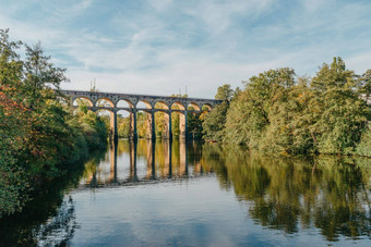 铁路桥河德国秋天铁路高架桥恩兹河建卡尔从埃策尔阳光明媚的夏天一天德国高架桥比蒂格海姆反映了河符腾堡德国火车通过火车桥多云的一天德国