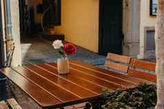 空咖啡馆阳台白色表格椅子外咖啡馆餐厅室内街咖啡馆舒适的街花法式咖啡馆表格装饰外观咖啡馆自行车表格夏天阳台蛋糕茶壶花园表格椅子