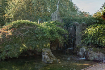 风景优美的<strong>日本</strong>风格花园瀑布公园Baden-Wuerttemberg德国欧洲<strong>日本</strong>水花园瀑布树<strong>日本</strong>绿色花园公园绿色夏天Zen湖池塘水