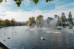 城市喷泉池塘天鹅鸭子欧洲城市德国城市公园Baden-Wuerttemberg德国欧洲秋天公园自然