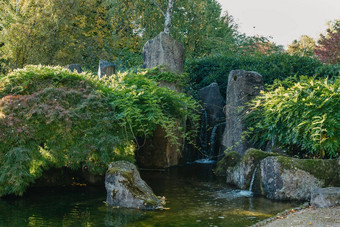 美丽的平静场景瀑布春天日本花园日本秋天图像美丽的日本花园<strong>池塘</strong>红色的叶子<strong>池塘</strong>日本花园