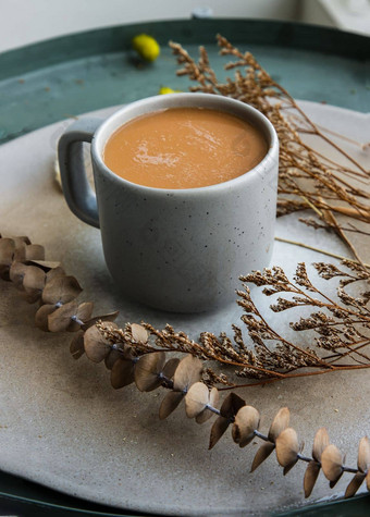 热橙色牛奶茶蓝色的陶瓷杯甜蜜的点心泰国牛奶茶陶瓷干花陶瓷板