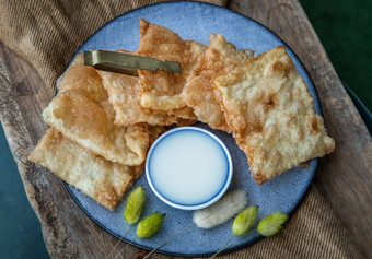 自制的甜蜜的脆皮泰国面包泰国煎饼服务甜浓缩牛奶陶瓷板