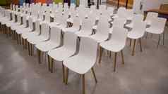 空白色塑料椅子会议房间