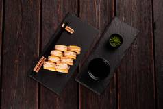卷鱼寿司筷子前视图亚洲日本食物概念