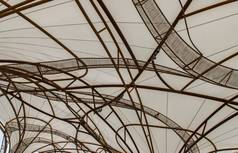 模式钢框架伞下面细节白色布屋顶
