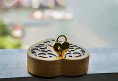 金心形状的爱挂锁关键黄金心形的盒子