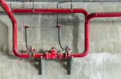 红色的水气体管道门压力阀混凝土墙工业管阀门行管工业灭火器泵