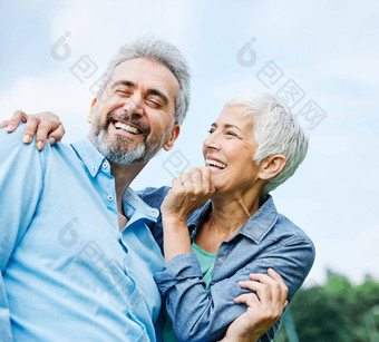 高级夫妇快乐上了年纪的爱退休生活方式微笑男人。女人成熟的