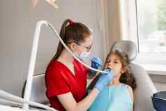 牙科钻孩子牙医钻井牙齿孩子女孩牙科诊所牙科填充孩子病人