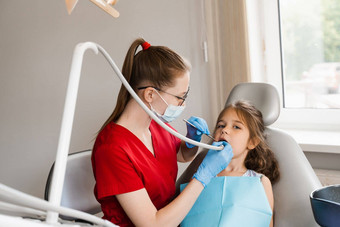 牙科钻孩子牙医钻井牙齿孩子女孩牙科诊所牙科填充孩子病人
