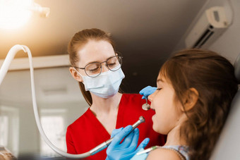 孩子牙医牙科钻对待孩子女孩牙科诊所牙科填充孩子病人