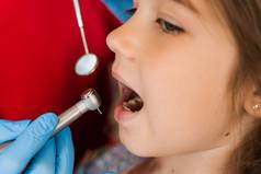 牙科钻特写镜头孩子牙医钻井牙齿孩子女孩牙科诊所牙齿治疗牙科填充孩子病人