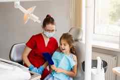 咨询孩子牙医牙科牙齿治疗孩子镜子牙医快乐孩子病人牙科