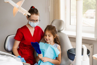 孩子们牙科<strong>牙医</strong>孩子病人咨询孩子<strong>牙医</strong>牙科牙齿治疗孩子镜子<strong>牙医</strong>快乐孩子病人牙科
