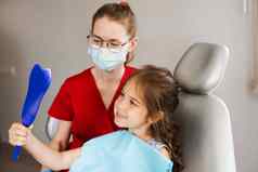 孩子们牙科牙医孩子病人咨询孩子牙医牙科牙齿治疗孩子镜子牙医快乐孩子病人牙科