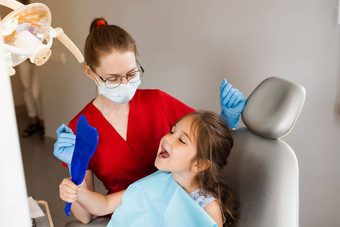 孩子们牙科牙医孩子病人咨询孩子牙医牙科牙齿治疗孩子镜子牙医快乐孩子病人牙科