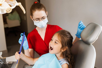 咨询孩子牙医牙科<strong>牙齿</strong>治疗孩子镜子牙医快乐孩子病人牙科