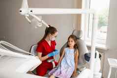 孩子女孩害怕牙医儿童牙医咨询害怕孩子牙科治疗牙齿牙痛孩子们