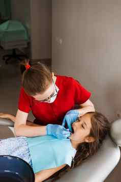 咨询孩子牙医牙科牙齿治疗孩子们牙医检查女孩口牙齿对待牙疼快乐孩子病人牙科
