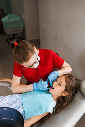 咨询孩子牙医牙科牙齿治疗孩子们牙医检查女孩口牙齿对待牙疼快乐孩子病人牙科