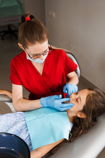 咨询儿科牙医牙科儿科牙医检查<strong>牙齿</strong>孩子女孩治疗牙痛疼痛<strong>牙齿</strong>孩子们