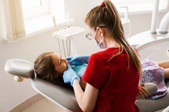 咨询儿科<strong>牙医</strong>牙科儿科<strong>牙医</strong>检查牙齿孩子女孩治疗牙痛疼痛牙齿孩子们