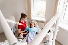 儿科牙医快乐的女孩孩子微笑牙科孩子微笑咨询牙医