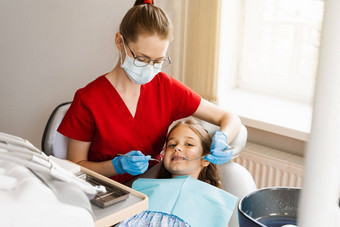 快乐的孩子女孩微笑牙医咨询牙科牙科疾病咨询儿科牙医治疗牙痛孩子