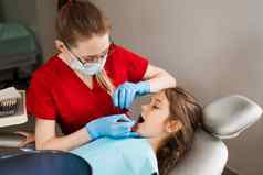 儿科牙医快乐的女孩孩子微笑牙科孩子微笑咨询牙医有创意的广告牙科