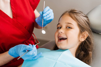 快乐的孩子女孩微笑牙医<strong>咨询</strong>牙科牙科疾病<strong>咨询</strong>儿科牙医治疗牙痛孩子