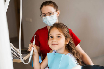 快乐的女孩孩子持有牙科钻微笑牙科孩子微笑咨询牙医