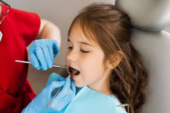 儿科牙医检查牙齿孩子女孩治疗牙痛疼痛牙齿孩子们咨询儿科牙医牙科