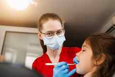 咨询儿科牙医牙科牙齿治疗孩子们牙医检查女孩口牙齿对待牙疼快乐孩子病人牙科