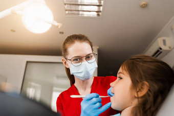 咨询儿科牙医牙科牙齿治疗孩子们牙医检查女孩口牙齿对待牙疼快乐孩子病人牙科