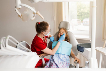 <strong>儿科</strong>牙医检查牙齿孩子女孩治疗牙痛疼痛牙齿孩子们咨询<strong>儿科</strong>牙医牙科
