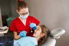 儿科牙医快乐的女孩孩子微笑牙科孩子微笑咨询牙医有创意的广告牙科