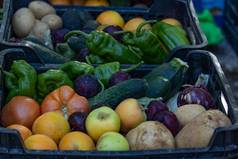 盒子各种各样的有机种植水果蔬菜