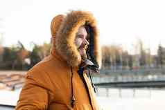 户外冬天肖像英俊的有胡子的男人。穿着冬天衣服的家伙穿外套雪公园季节冷天气概念