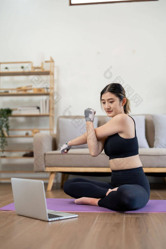 体育运动健身健康的生活方式概念肖像快乐微笑年轻的亚洲女人移动PC<strong>电脑</strong>伸展运动手臂首页