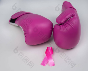 粉<strong>红色</strong>的拳击手套粉<strong>红色</strong>的<strong>丝绸</strong>丝带白色背景乳房癌症概念