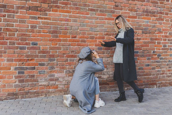 女孩需要图片女朋友前面砖墙城市街复制空间摄影师青年城市生活方式概念