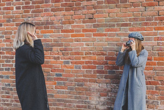 女孩需要图片女朋友前面砖墙城市街摄影师青年城市生活方式概念