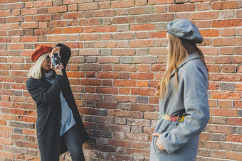 女孩需要图片女朋友前面砖墙城市街摄影师古董相机爱好概念