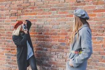 女孩需要图片女朋友前面砖墙城市街摄影师古董相机爱好概念